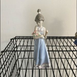 THURSDAY PRICE REDUCTION Lladro Figurine 5604 “Spring Token” pre-owned